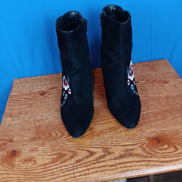 Express Boots Womens Sz 8 Faux Suede Embroidered Floral Ankle Booties Block Heel - Picture 10 of 15